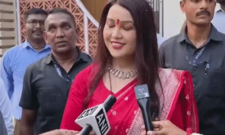 मुस्लिम भी गरबा देखने आएं तो इसमें कुछ गलत नहीं:महाराष्ट्र CM की पत्नी बोलीं