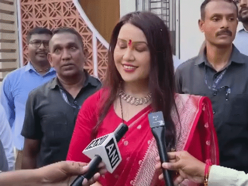 मुस्लिम भी गरबा देखने आएं तो इसमें कुछ गलत नहीं:महाराष्ट्र CM की पत्नी बोलीं