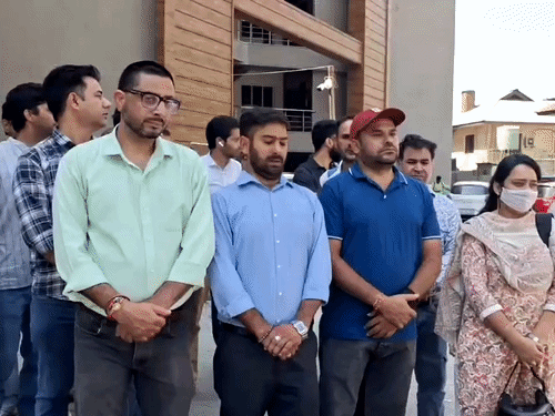 कश्मीरी पंडित कर्मचारियों ने अमित शाह से गुहार लगाई:अब तक 3 धमकी भरे लेटर मिल चुके,  इनमें नाम, पता, गाड़ी नंबर तक का  जिक्र