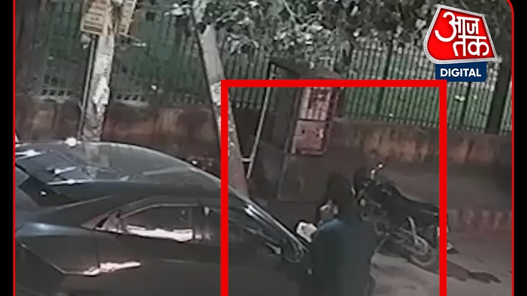 CCTV में कैद मोबाइल स्नैचिंग, पुलिस बूथ के पास वारदात