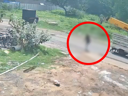 अहमदाबाद में कॉलेज जा रही छात्रा को क्रेन ने कुचला:करीब 50 फीट तक घसीटा, मौके पर मौत; ड्राइवर गिरफ्तार