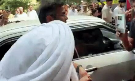 दिल्ली के मंत्री प्रवेश वर्मा ने युवक को थप्पड़ मारा:AAP ने VIDEO पोस्ट करके कहा