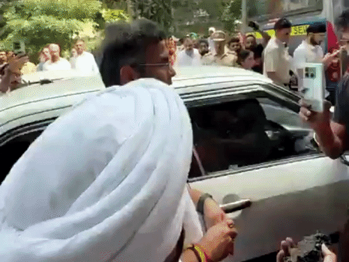 दिल्ली के मंत्री प्रवेश वर्मा ने युवक को थप्पड़ मारा:AAP ने VIDEO पोस्ट करके कहा