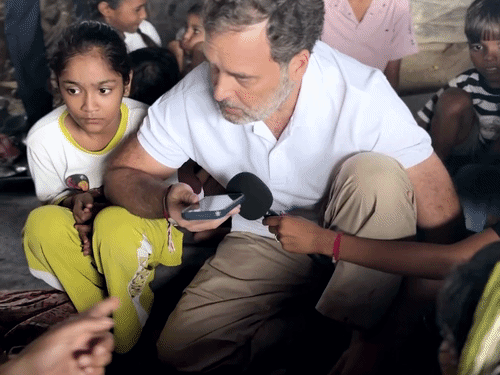 राहुल गांधी दिल्ली की झुग्गी बस्ती पहुंचे:SDM से पूछा