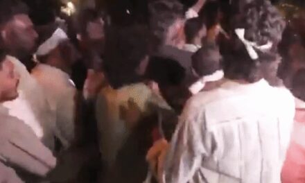 तिरुवनंतपुरम में यूथ कांग्रेस-SFI कार्यकर्ताओं में पत्थरबाजी:एकदूसरे पर मशालें फेंकीं, पुलिस का लाठीचार्ज, आंसू गैस छोड़ी; ज्ञानेश कुमार के इस्तीफे को लेकर निकला था मार्च