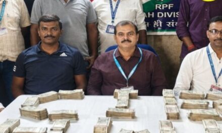 भास्कर अपडेट्स:हावड़ा स्टेशन पर 44 लाख रुपये कैश के साथ पकड़ा गया यात्री