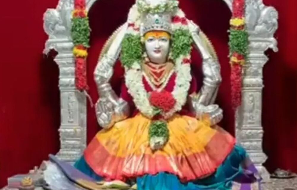 हैदराबाद मंदिर में संतोषी माता की मूर्ति तोड़ने की कोशिश:आरोपी ने मूर्ति पर लकड़ी से हमला किया; लोगों ने पकड़कर पुलिस को सौंपा