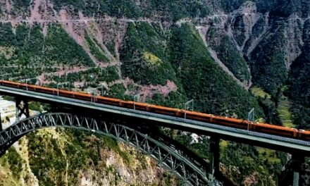 दुनिया के सबसे ऊंचे ब्रिज पर 100kmph से दौड़ी ट्रेन:रेलवे ने जम्मू-श्रीनगर वंदे भारत का वीडियो पोस्ट किया; यह पुल एफिल टावर से 35m ऊंचा