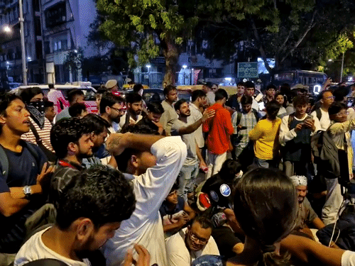 दिल्ली पुलिस अफसर पर महिला पत्रकार से बदसलूकी का आरोप:दावा