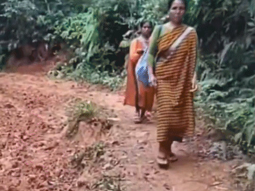 मेघालय में बीमार बच्चा लेकर 3 घंटे पैदल चली मां:अस्पताल पहुंचने से पहले मासूम की मौत; 10km जाने को गाड़ी नहीं मिली, वजह-यहां सड़क नहीं