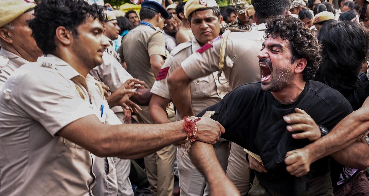 दिल्ली में ज्ञानेश के इस्तीफे पर संग्राम, बैरिकेड टूटे, 15 पुलिसकर्मी घायल