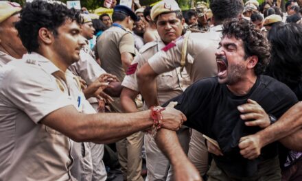 दिल्ली में ज्ञानेश के इस्तीफे पर संग्राम, बैरिकेड टूटे, 15 पुलिसकर्मी घायल