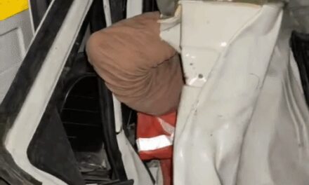गुजरात के कच्छ में सड़क हादसे में 7 की मौत:20 लोग घायल; कार से ट्रक की टक्कर, केबिन में फंसे लोग दर्द से चीखे