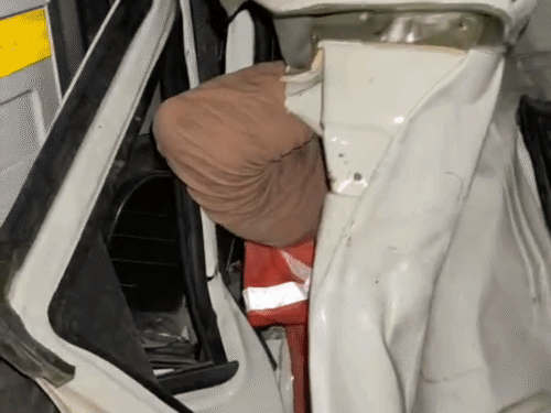 गुजरात के कच्छ में सड़क हादसे में 7 की मौत:20 लोग घायल; कार से ट्रक की टक्कर, केबिन में फंसे लोग दर्द से चीखे