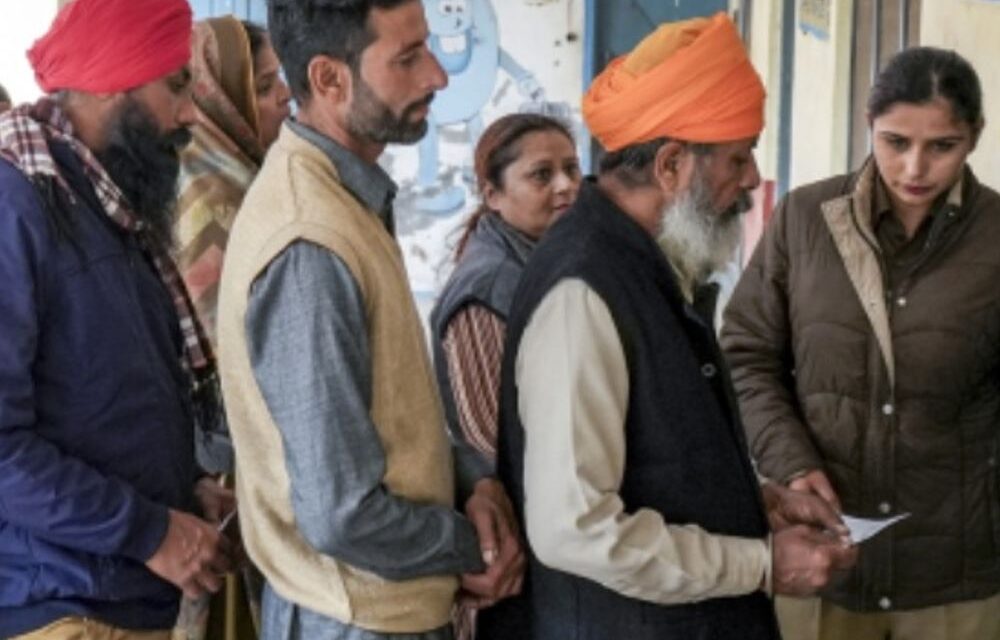 124 पूर्व ब्यूरोक्रेट्स बोले