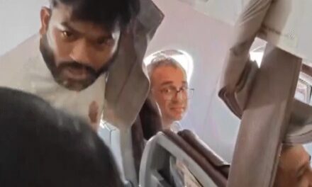 अभिजीत दीपके की गिरफ्तारी का अनकट VIDEO:महिला पुलिस फ्लाइट में घुसी; CJP लीडर बोले