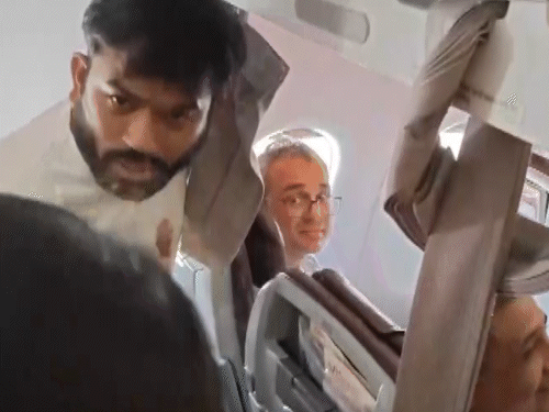 अभिजीत दीपके की गिरफ्तारी का अनकट VIDEO:महिला पुलिस फ्लाइट में घुसी; CJP लीडर बोले
