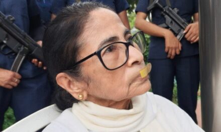 16 तस्वीरों में जंतर-मंतर प्रोटेस्ट, ममता का मुंह पर बैंडेज:प्रदर्शनकारी बस की खिड़की पर लटका; दुकानें-मेट्रो बंद, स्टेशन पर पैंसजर्स की भीड़