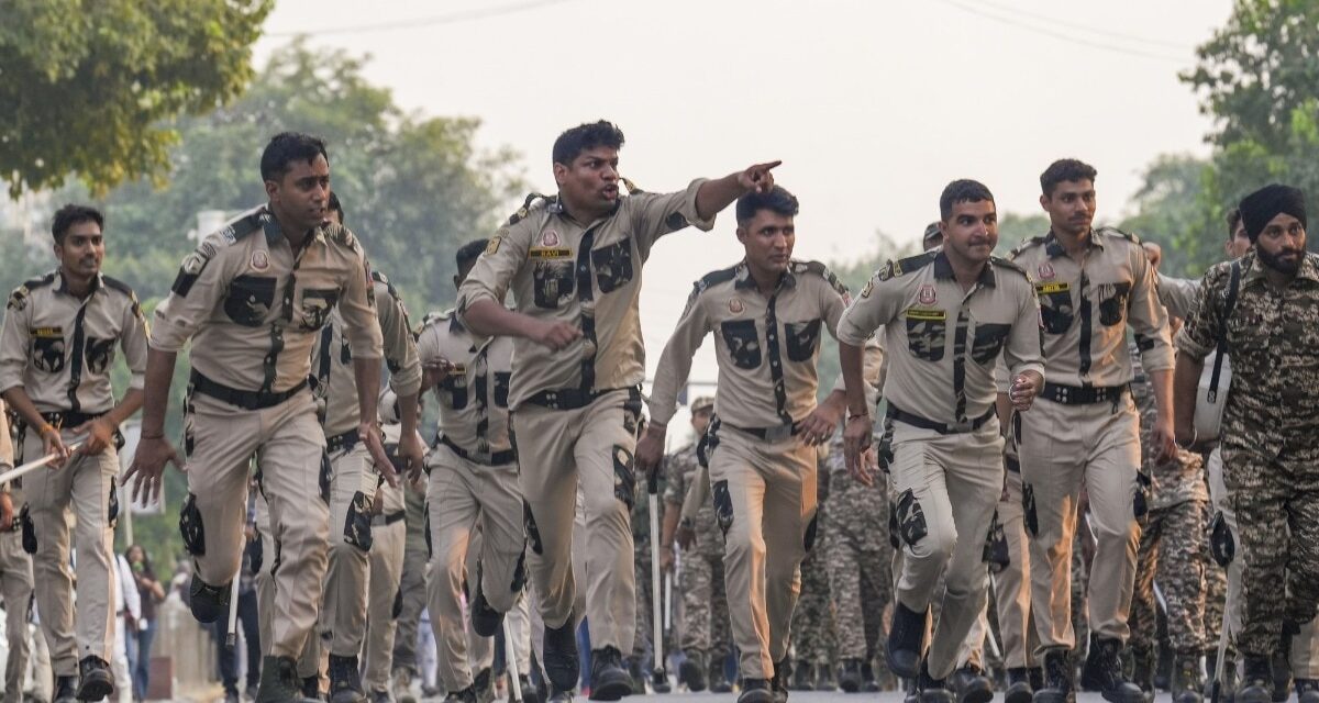 बैरिकेड्स, प्रोटेस्ट और पुलिस की धरपकड़… तस्वीरों में देखें दिल्ली के 'हाई-वोल्टेज' ड्रामे की हर झलक!