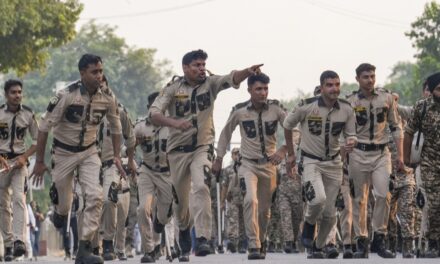 बैरिकेड्स, प्रोटेस्ट और पुलिस की धरपकड़… तस्वीरों में देखें दिल्ली के 'हाई-वोल्टेज' ड्रामे की हर झलक!