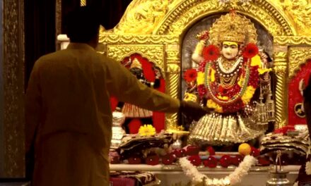 आज नवरात्रि का पहला दिन:दिल्ली के झंडेवालान मंदिर में श्रद्धालुओं ने की आरती, तमिलनाडु में फैन ने मंदिर में लगाए रजनीकांत के 230 फोटो