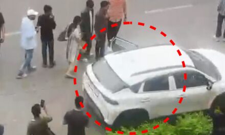 जंतर-मंतर पर कार से लाठियां निकालते दिखे युवक, VIDEO:प्रदर्शनकारियों को धमकाया; पुलिस ने कार को जाने दिया, बाद में कहा