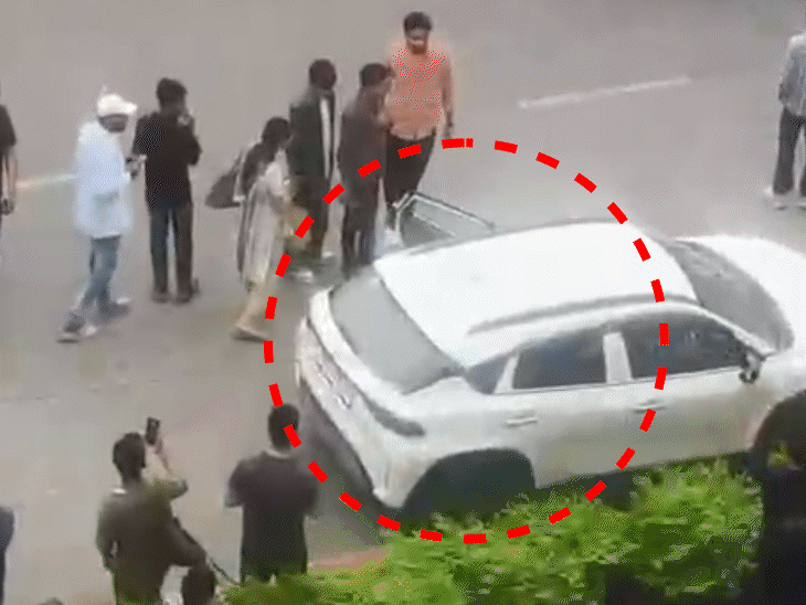 जंतर-मंतर पर कार से लाठियां निकालते दिखे युवक, VIDEO:प्रदर्शनकारियों को धमकाया; पुलिस ने कार को जाने दिया, बाद में कहा