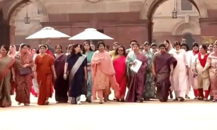 बीजेपी महिला सांसद राष्ट्रपति से मिलीं:JNU से बर्खास्त कांग्रेस सांसद के मामले पर दखल की मांग; 11 छात्राओं से यौन उत्पीड़न का आरोप