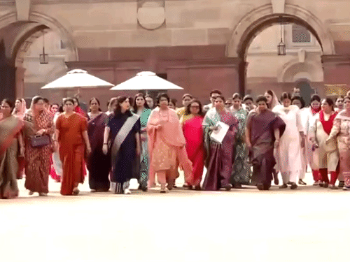 बीजेपी महिला सांसद राष्ट्रपति से मिलीं:JNU से बर्खास्त कांग्रेस सांसद के मामले पर दखल की मांग; 11 छात्राओं से यौन उत्पीड़न का आरोप