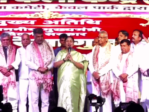 दिल्ली सीएम रेखा गुप्ता ने रावण को राम कहा:रामलीला में बोलीं
