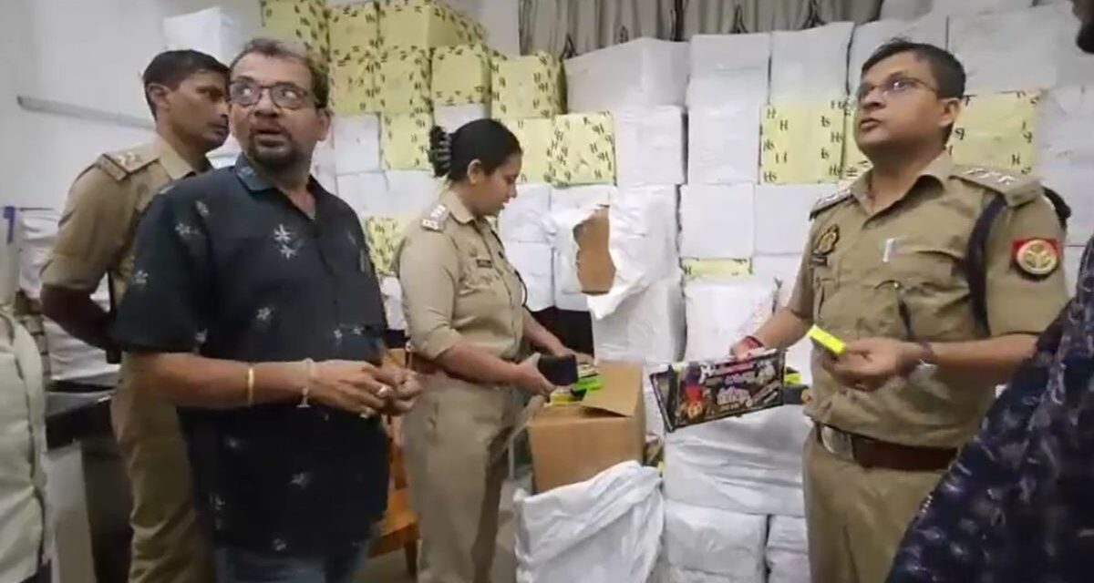 घर में मिला 30 क्विंटल पटाखों का स्टॉक…छापा पड़ा तो मची अफरा-तफरी
