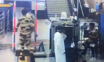 दिल्ली में मेट्रो स्टेशन में घुसा संदिग्ध, VIDEO:CISF जवान ने 8 सेकेंड में दौड़कर पकड़ा; बैग में रखे अंडरगारमेंट में छिपाया था सोने जैसा पाउडर