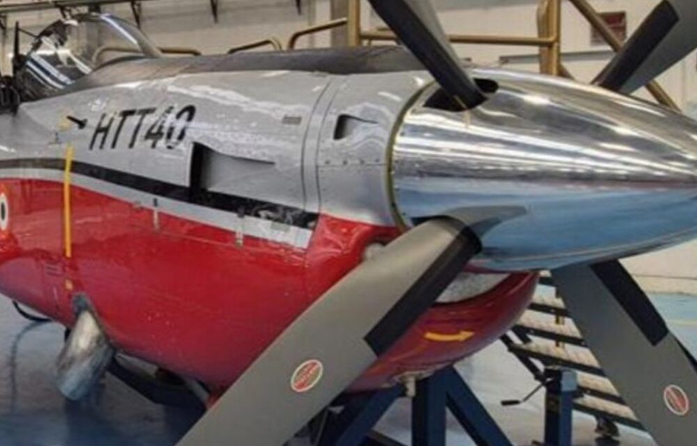 HAL ने IAF को पहले 3 HTT-40 विमान सौंपे:नए पायलटों की ट्रेनिंग शुरू होने में 2 साल लगेंगे; 57% हिस्सा भारत में बना