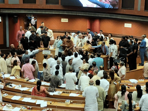 दिल्ली नगर निगम में हंगामा:पार्षदों ने माइक्रोफोन तोड़ने और फाइलें फेंकने की कोशिश की; मार्शल्स मेयर को बचाकर बाहर ले गए