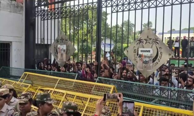 जामिया में आधी रात को तांडव! तोड़े गेट, महिला फैकल्टी को दी धमकियां