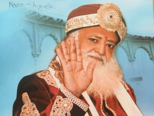 स्कूल में आसाराम की किताब बांटने पर प्रिंसिपल हटाए गए:बच्चों पर पढ़कर एग्जाम देने का दबाव बनाया था; पेरेंट्स ने की थी शिकायत