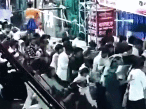 कोलकाता पुलिस बोली-मेकअप बचाने के चक्कर में भगदड़ मची:महिलाएं बारिश से बचने के लिए गेट पर जमा हुईं; दुर्गा पंडाल में 19 की मौत