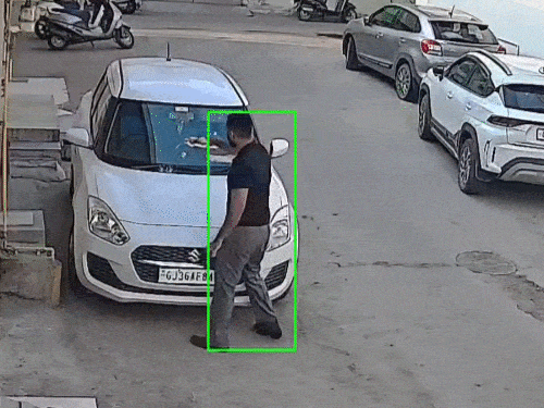 सायरन से तंग व्यक्ति ने पड़ोसी की कार जलाई:पहले पेट्रोल डालकर आग लगाई, फिर वीडियो बनाया; गुजरात के मोरबी का मामला