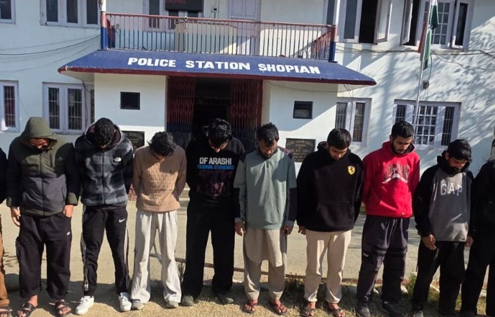 जम्मू-कश्मीर में लश्कर-TRF से जुड़े 10 सदस्य गिरफ्तार:लोगों से पैसे जुटाकर आतंकियों तक पहुंचाते थे; 68 दिनों में 28 आतंकी सहयोगी गिरफ्तार